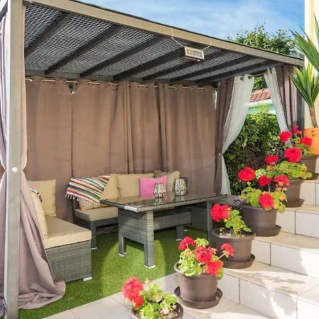 Dom wakacyjny Modern In With Terrace *